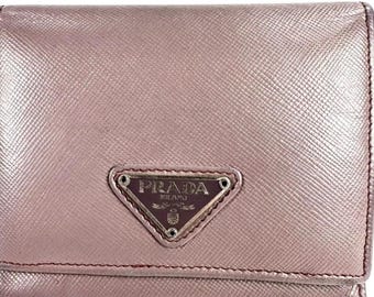 プラダの高級ピンクサフィアーノレザー二つ折り財布（トライアングル