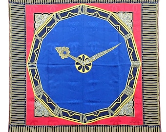 Lenço de seda azul elegante da Cartier com motivo de relógio - Acessório de luxo de designer para entusiastas da moda.