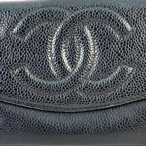 CHANEL Portemonnee dubbelgevouwen Caviar Skin CoCo Mark in uitstekende gebruikte staat