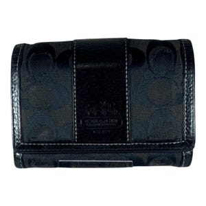 Cartera pequeña de tres pliegues con compartimento para monedas y diseño de rayas de Coach para mujer - Regalo de lujo negro