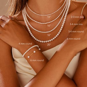 Puede incluir: Una colección de collares de perlas y una pulsera. Los collares varían en longitud de 35,5 cm a 50,8 cm, con tamaños de perlas de 2-3 mm de arroz a 6 mm redondas. La pulsera tiene perlas redondas de 6 mm.