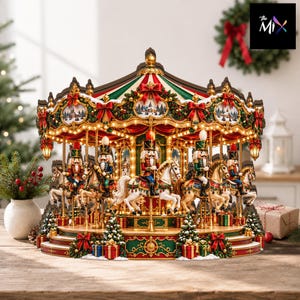 Puede incluir: Un carrusel navideño decorativo con varias figuras de cascanueces montadas en caballos blancos. La estructura está adornada con detalles en rojo, verde y dorado, lazos festivos y árboles de Navidad en miniatura. Iluminado con luces cálidas.