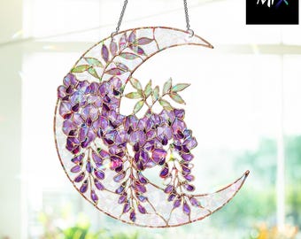 Peut inclure: Une lune en croissant en vitrail avec des fleurs de glycine violettes et des feuilles vertes. L'œuvre d'art est suspendue par une chaîne argentée. Le logo Mix est dans le coin supérieur droit.