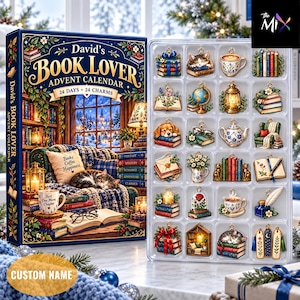Può includere: Un calendario dell'Avvento David's Book Lover con una scena di biblioteca accogliente, un gatto che dorme, libri e una tazza. Accanto, un vassoio in plastica trasparente contiene 24 ciondoli in metallo a forma di libri, gatti, teiere e fiori.