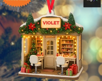 Op de afbeelding: Een kerstornament in de vorm van een salon, met de naam "VIOLET" boven de deur. Het ornament heeft een kleine kerstboom, twee witte stoelen en planken vol flessen. De tekst "CUSTOM NAME" en "2D FLAT ITEM" zijn ook zichtbaar.