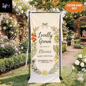 Puede incluir: Una pancarta color crema con el texto "Locally Grown" y "Olivia's BABY SHOWER" en una elegante escritura. La pancarta est&aacute; decorada con ilustraciones de frutas y follaje. Tambi&eacute;n se muestra la fecha "SEPTEMBER 15, 2026" y la ubicaci&oacute;n "Austin, Texas". La pancarta est&aacute; sujeta por un marco de metal negro.