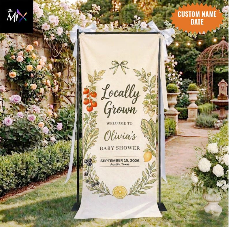 Puede incluir: Una pancarta color crema con el texto "Locally Grown" y "Olivia's BABY SHOWER" en una elegante escritura. La pancarta est&aacute; decorada con ilustraciones de frutas y follaje. Tambi&eacute;n se muestra la fecha "SEPTEMBER 15, 2026" y la ubicaci&oacute;n "Austin, Texas". La pancarta est&aacute; sujeta por un marco de metal negro.
