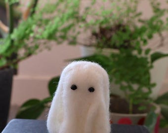 Amigo fantasma de fieltro con aguja