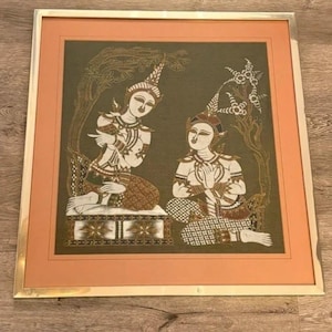 Cuadro de seda tailandesa vintage enmarcado • Arte mural de Asia oriental de mediados de siglo • Figuras celestiales tailandesas tradicionales Devas Arte popular • Elegante marco