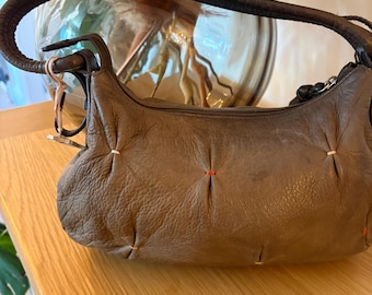 Vintage Braune Kleine Schultertasche aus Leder | Slouchy geraffte Baguette mit Orange Kontrast Hand-Stich