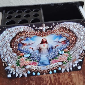 Porta-canetas de acrílico em formato de coração de Jesus Cristo com design exclusivo de pedras preciosas, flores coloridas e raios divinos!