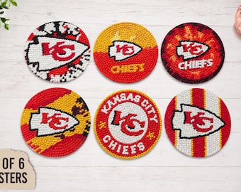 Könnte beinhalten: Ein Set aus sechs runden Untersetzern mit den Logos und den Teamfarben Rot, Gelb und Weiß der Kansas City Chiefs. Jeder Untersetzer hat eine texturierte, perlenartige Oberfläche. Der Text "SET OF 6 COASTERS" steht auf einem kleinen Etikett.