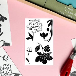 Pode incluir: Um conjunto de quatro selos florais em preto e branco, com uma peónia, uma magnólia e duas flores-de-neve. Os selos estão sobre um fundo branco.