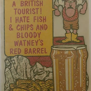 Puede incluir: Ilustraci&oacute;n de dibujos animados vintage con el texto: "I AM NOT A BRITISH TOURIST! I HATE FISH & CHIPS AND BLOODY WATNEY'S RED BARREL." La imagen presenta una figura de dibujos animados, una lata de cerveza y patatas fritas.