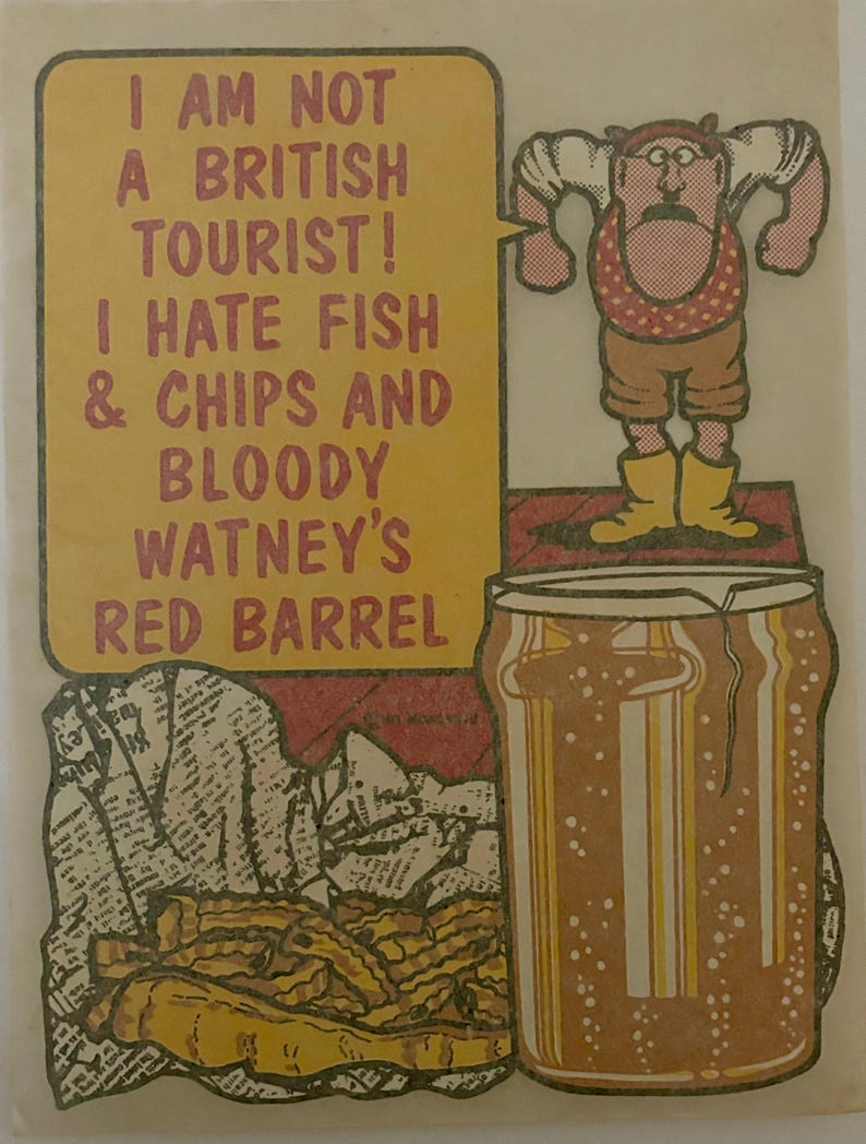 Puede incluir: Ilustraci&oacute;n de dibujos animados vintage con el texto: "I AM NOT A BRITISH TOURIST! I HATE FISH & CHIPS AND BLOODY WATNEY'S RED BARREL." La imagen presenta una figura de dibujos animados, una lata de cerveza y patatas fritas.