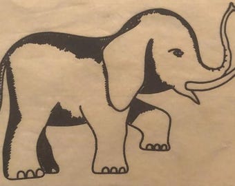 Puede incluir: Un dibujo en blanco y negro de un elefante con una trompa larga. El elefante está mirando hacia el lado derecho de la imagen y tiene la trompa levantada.