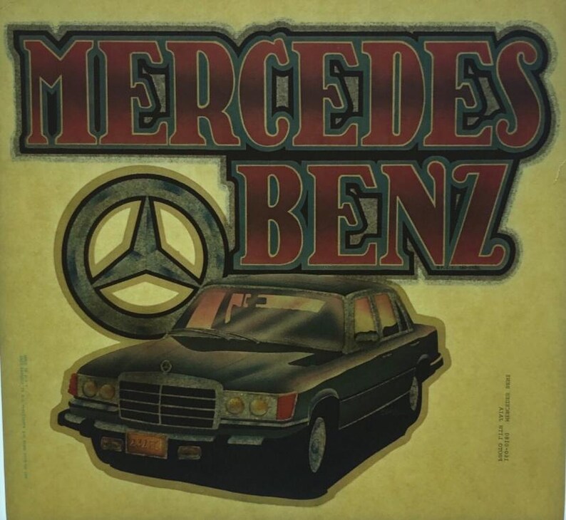 K&ouml;nnte beinhalten: Ein Vintage-B&uuml;geleisen-Patch mit einem schwarzen Mercedes-Benz-Auto mit dem ikonischen dreizackigen Stern-Logo und dem Text "Mercedes Benz" in roten und blauen Buchstaben.