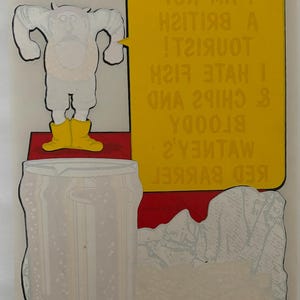 Puede incluir: Ilustraci&oacute;n de estilo caricatura con una figura con traje blanco y botas amarillas, un bocadillo amarillo y una lata grande. El texto en el bocadillo dice: "&iexcl;NO SOY UN TURISTA BRIT&Aacute;NICO! ODIO EL FISH & CHIPS Y EL BARRIL DE AGUA ROJA SANGRIENTA".