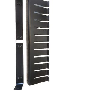 Puede incluir: Estante de pared de metal negro con 10 ranuras para organizar artículos. El estante está hecho de metal y tiene un acabado negro.