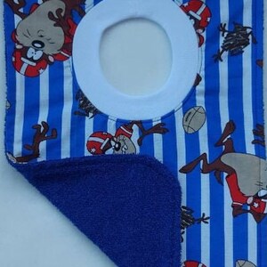 Taz ベビービブ - プルオーバー ベビービブ - 幼児用ビブ - ベビーシャワーギフト - ベビー必需品 - ハンドメイドギフト - フットボール ベビービブ