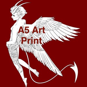 Puede incluir: Impresión artística A5 que presenta una ilustración blanca de una figura alada con cuernos y cola, sobre un fondo rojo oscuro. La figura tiene un tatuaje en la pierna. El texto "A5 Art Print" está superpuesto a la imagen.