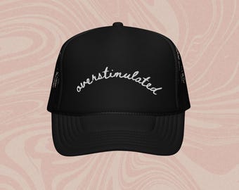 Gorra de camionero bordada con la frase "Sobreestimulado": un regalo divertido para la salud mental