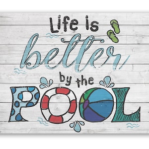 Estaño – Letrero de metal – La vida es mejor junto a la piscina – 8 x 12 pulgadas/12 x 18 pulgadas para uso interior/exterior – Gran decoración junto a la piscina