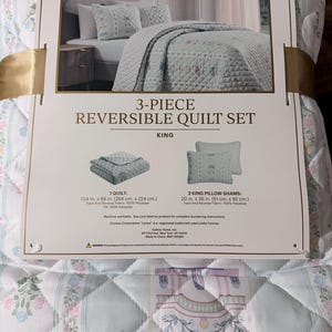 Può includere: Un set trapuntato reversibile King a 3 pezzi di Lenox. Il set include una trapunta (264 cm x 224 cm) e due federe King (51 cm x 92 cm). La trapunta e le federe presentano un motivo floreale in colori pastello.