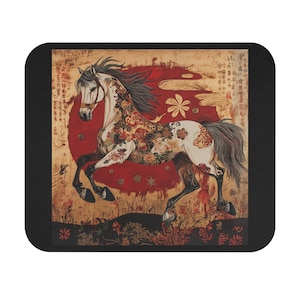 Peut inclure: Un dessous de verre carré avec une illustration de cheval au galop. Le cheval est blanc avec des motifs floraux et une crinière noire. Une forme rouge en forme de soleil est derrière le cheval, avec un fond beige et une bordure noire.