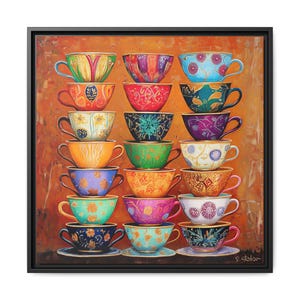 Puede incluir: Una obra de arte enmarcada que presenta una pila de tazas de té coloridas. Cada taza tiene un diseño único con colores vibrantes como el azul, el naranja y el morado. El fondo es de color naranja cálido y texturizado.