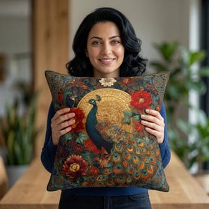 Peut inclure: Un coussin carré orné d'une illustration centrale de paon entourée de pivoines rouges éclatantes et de motifs circulaires dorés complexes sur un fond bleu foncé avec des bordures décoratives dans des tons bleu sarcelle et or.