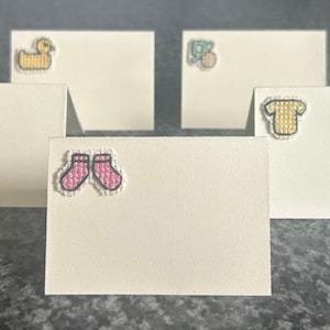 Tarjetas con nombre para baby shower en punto de cruz