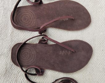 Sandalias de cuero hechas a mano para caminar descalzo, con diseño ajustable en espiral tipo bosque.
