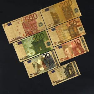 Könnte beinhalten: Verschiedene Euro-Banknoten, darunter 5, 10, 20, 50, 100, 200 und 500 Euro. Die Scheine sind in verschiedenen Farben gehalten, mit deutlich sichtbaren Zahlen. Die Banknoten liegen auf dunklem Hintergrund.