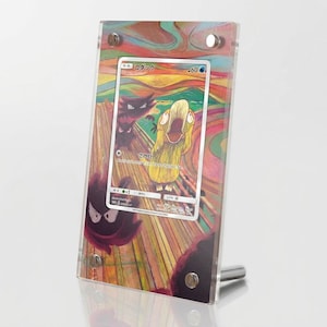 Könnte beinhalten: Ein transparenter Acryl-Displayrahmen mit einer japanischen Psyduck-Sammelkarte, die eine farbenfrohe, wirbelnde Hintergrundillustration zeigt. Der Rahmen ist mit vier silberfarbenen Metallschrauben befestigt und besitzt einen Metallständer.