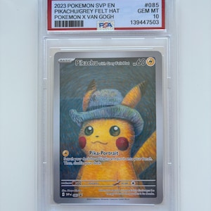 Könnte beinhalten: Eine bewertete Pokémon-Sammelkarte mit Pikachu mit grauem Filzhut, aus der Pokémon x Van Gogh-Kollaboration. Die Karte ist in einem Schutzhalter mit dem Text "2023 POKEMON SVP EN PIKACHU/GREY FELT HAT" eingeschlossen. Die Karte ist mit GEM MT 10 bewertet.