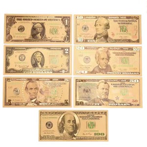 Könnte beinhalten: Eine Sammlung von US-Dollar-Banknoten, darunter Scheine im Wert von 1, 2, 5, 10, 20, 50 und 100 Dollar. Jeder Schein zeigt ein Porträt einer historischen Persönlichkeit und ist in Beige, Grün und Schwarz gedruckt.