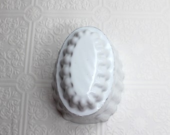 White enamelware jello mold Pudding mold Fluted Oval Home decor Wall decor Kitchen decor Cottage decor Farmhouse Enamel