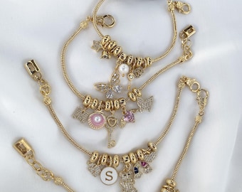 Pulsera personalizada con dije chapado en oro: joyería con inicial personalizada