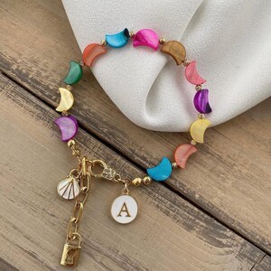 Pulseira de charme personalizada com lua, pulseira de pedra natural colorida, pulseira de letra da sorte, presente significativo para mãe, amante ou aniversário