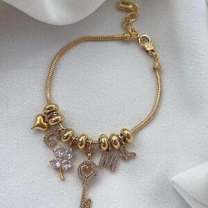 Love & Luck Charm Armband mit 7 Sparkle Buchstaben Charms | Einzigartiges auffälliges Schmuckgeschenk