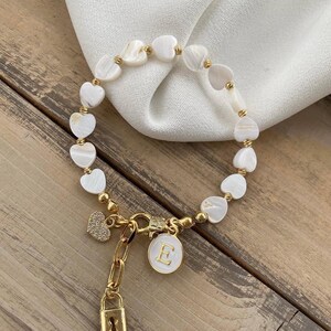 Pulseira de charme personalizada com coração, pulseira de pedra natural colorida, pulseira de letra da sorte, presente significativo para mãe, amante ou aniversário