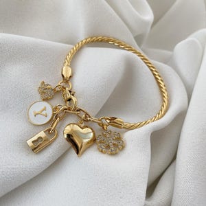Pulsera con diseño especial de letras bañadas en oro con 5 dijes, joyería personalizada