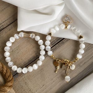 Pulsera de piedra natural con dije de corazón de Swarovski, pulsera de letras hecha a mano, joyería de piedra de selenita: regalo perfecto para el Día de la Madre o cumpleaños