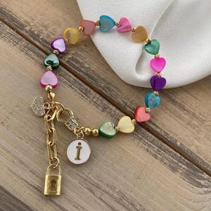 Pulseira de charme personalizada com coração, pulseira de pedra natural colorida, pulseira de letra da sorte, presente significativo para mãe, amante ou aniversário
