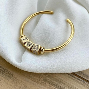Collar de cadena de panal bañado en oro con 3 dijes y letra personalizada, joyería personalizada de producción especial para mujeres