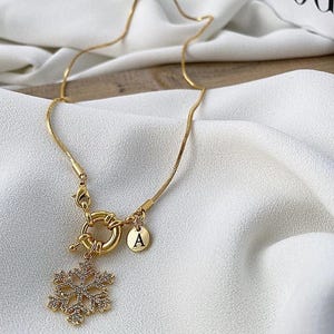 Collar con diseño de letra de copo de nieve con dije de circón bloqueado con un marinero especial bañado en oro, elegante regalo de joyería
