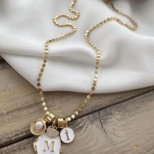 Colar de corrente de favo de mel banhado a ouro com armadura de aço, letra esmaltada e design de coração de zircônia, peça de joalheria elegante