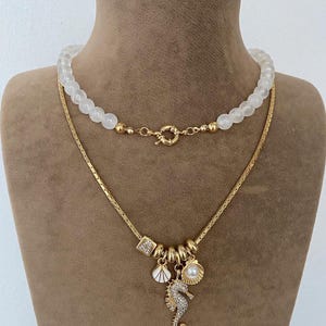 Elegante collar bañado en oro con candado de marinero y dije de caballito de mar de piedra lunar y circonita, joyería con letras personalizables