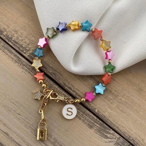 Pulseira de charme personalizada com estrela, pulseira de pedra natural colorida, pulseira de letra da sorte, presente significativo para mãe, amante ou aniversário
